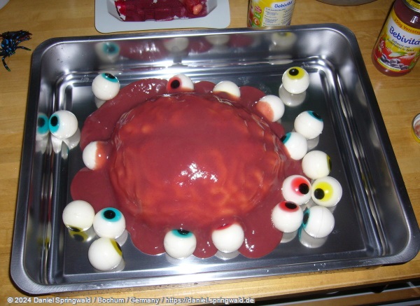 Gehirn-Pudding mit Augen und roter Blutsuppe